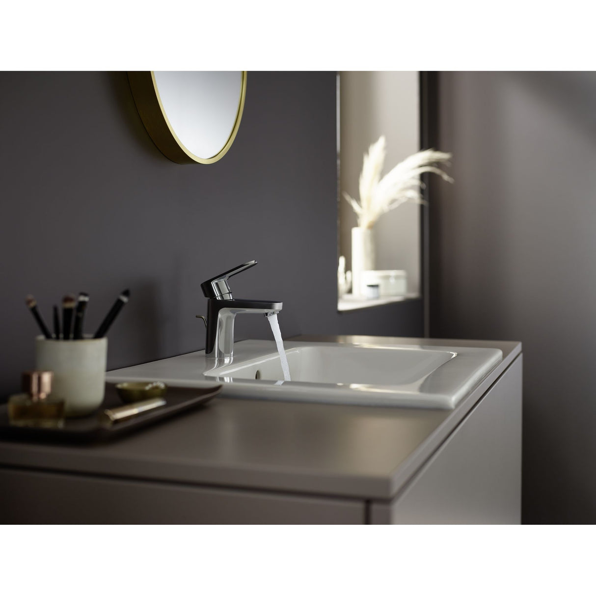 Mitigeur lavabo Grohe, couleur chrome, installé sur un meuble de salle de bain moderne.