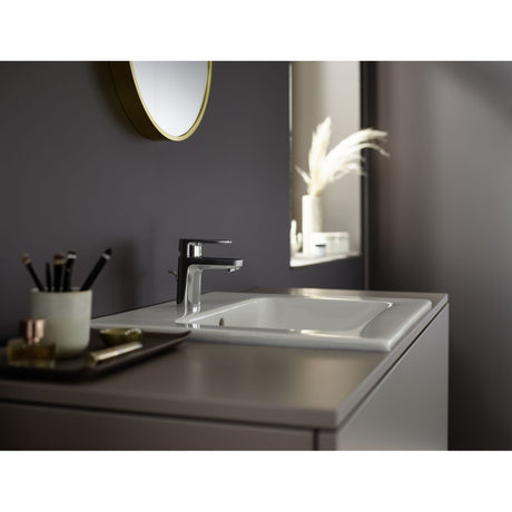 Mitigeur chrome Grohe, robinet de lavabo moderne couleur argent sur meuble de salle de bain.