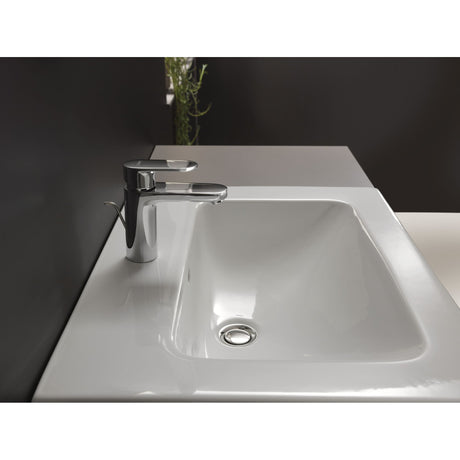 Robinet Grohe mitigeur de lavabo chromé, design moderne, couleur argentée.