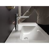 Mitigeur Grohe, robinet salle de bain, fini chromé, installé sur lavabo blanc moderne.