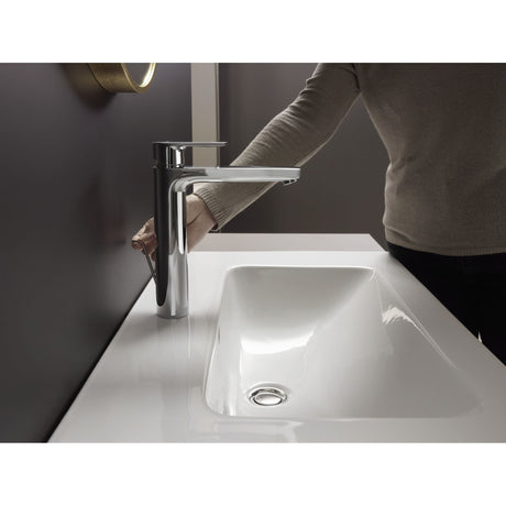 Mitigeur Grohe, robinet salle de bain, fini chromé, installé sur lavabo blanc moderne.
