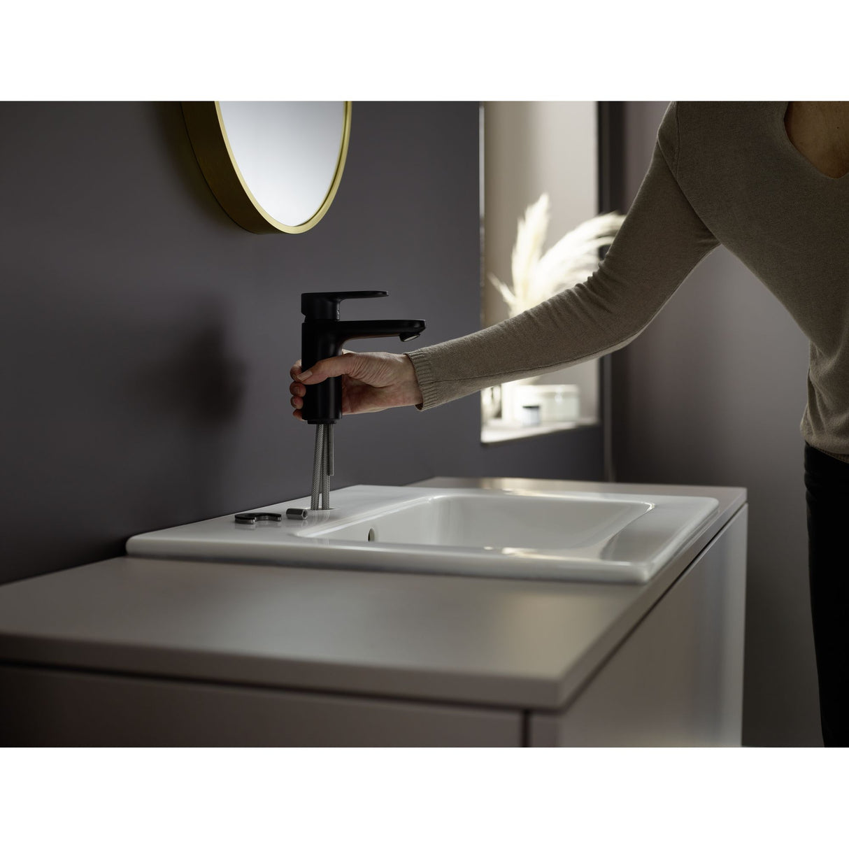 Mitigeur Grohe noir mat pour lavabo, installation robinet salle de bain moderne