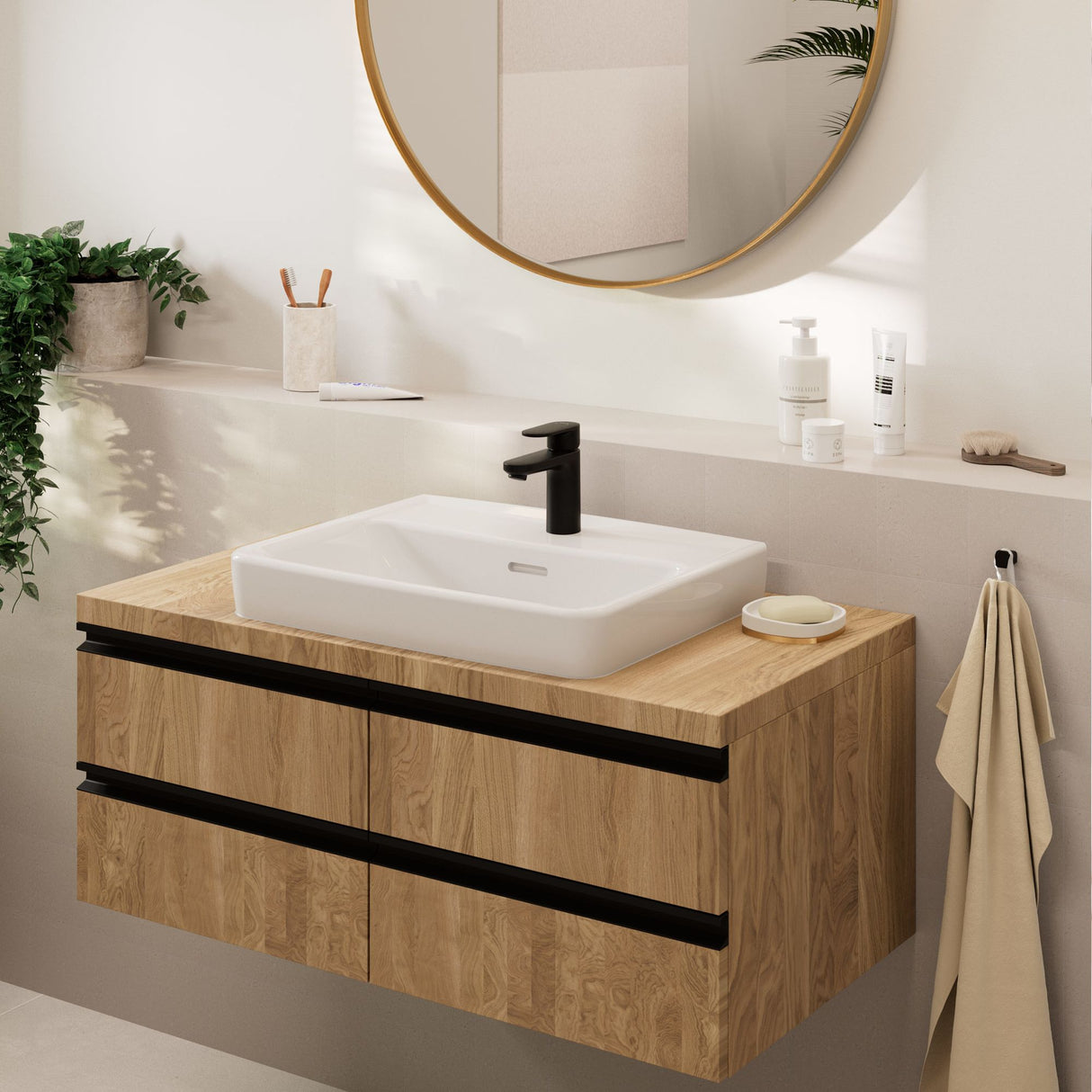 Meuble vasque en bois couleur chêne avec robinet noir de la marque Delpha, salle de bain moderne.