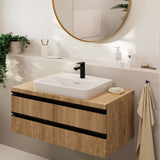 Meuble vasque en bois couleur chêne avec robinet noir de la marque Delpha, salle de bain moderne.