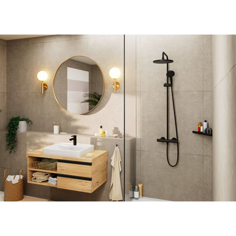 Colonne de douche noire de marque Hansgrohe dans une salle de bain moderne couleur beige.