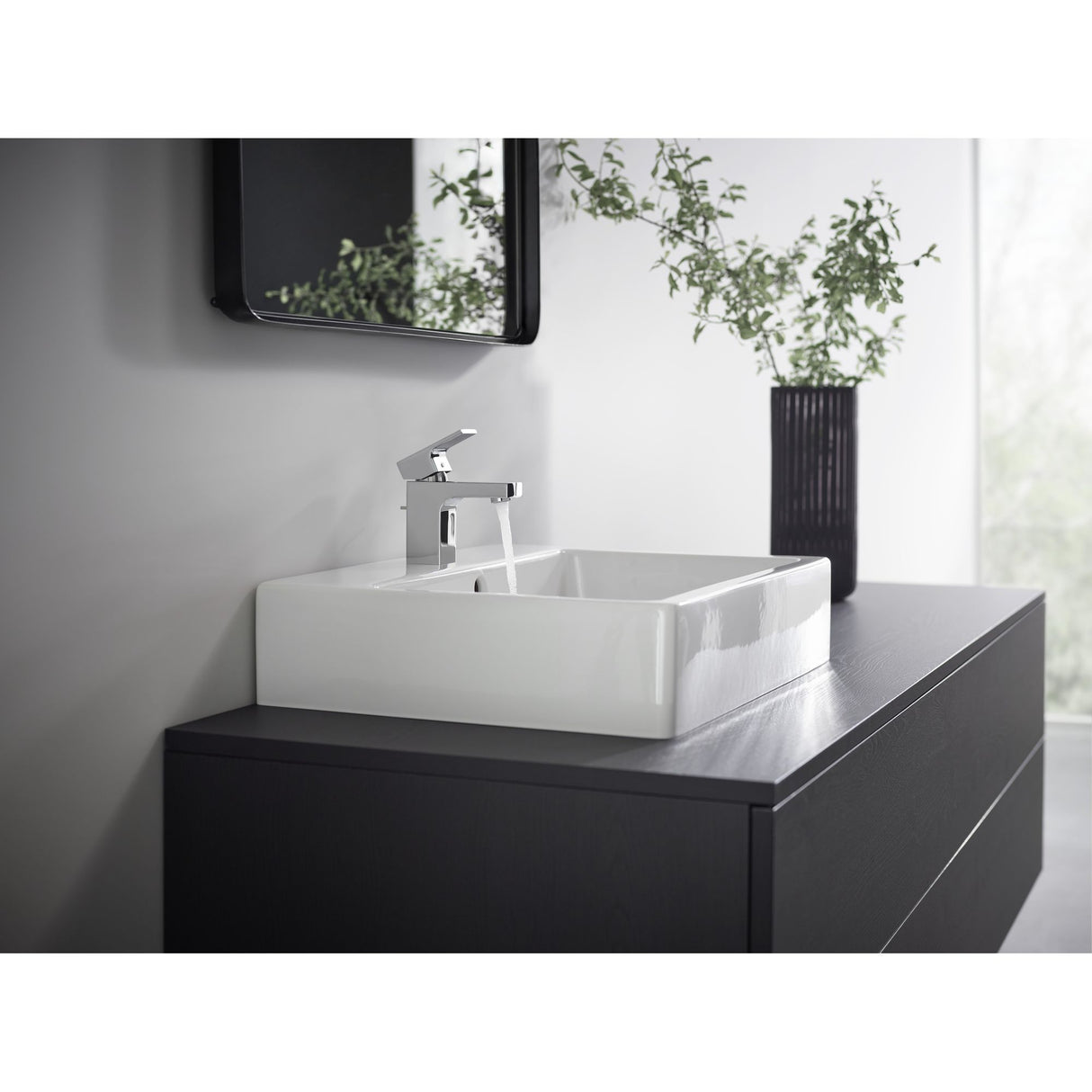 Robinet Grohe, mitigeur, couleur chrome, installé sur lavabo blanc moderne