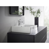Robinet Grohe, mitigeur, couleur chrome, installé sur lavabo blanc moderne