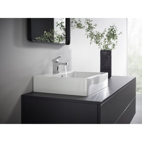 Robinet Grohe, mitigeur, couleur chrome, installé sur lavabo blanc moderne