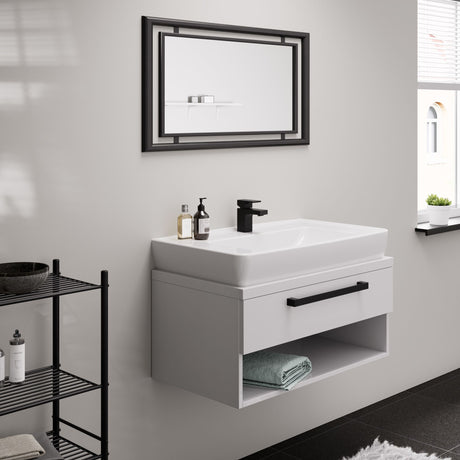 Meuble de salle de bain blanc avec robinet noir, miroir rectangulaire, marque inconnue