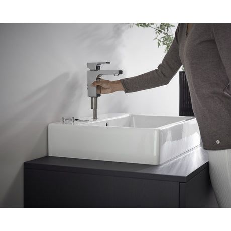 Mitigeur lavabo Grohe chromé, robinet design moderne argent sur vasque blanche