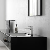 Mitigeur Grohe, robinet de lavabo moderne, couleur chromé, sur meuble noir dans salle de bain.