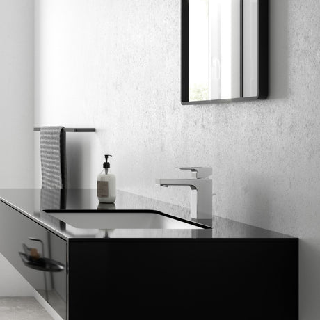 Mitigeur Grohe, robinet de lavabo moderne, couleur chromé, sur meuble noir dans salle de bain.