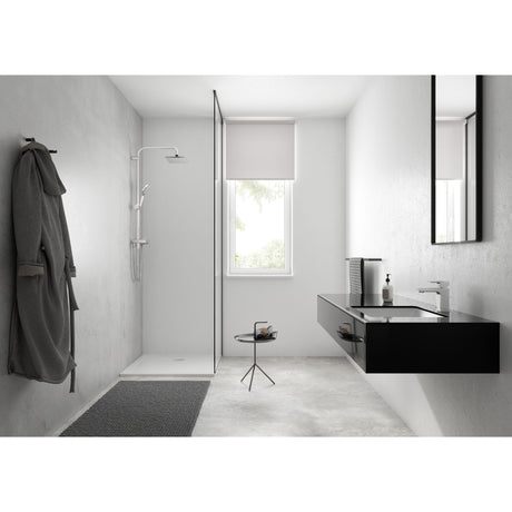 Douche Grohe moderne, type colonne de douche, finition chromée, salle de bain grise.