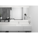 Mitigeur Grohe, robinet de salle de bain, couleur chrome, sur lavabo moderne blanc.