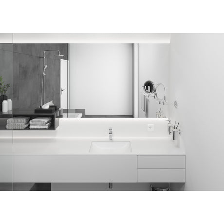 Mitigeur Grohe, robinet de salle de bain, couleur chrome, sur lavabo moderne blanc.
