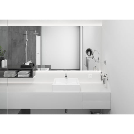 Vasque de salle de bain Grohe, blanc, avec robinetterie chromée moderne et miroir large.