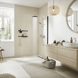 Colonne de douche Grohe, couleur chromée, installée dans une salle de bain moderne et claire.