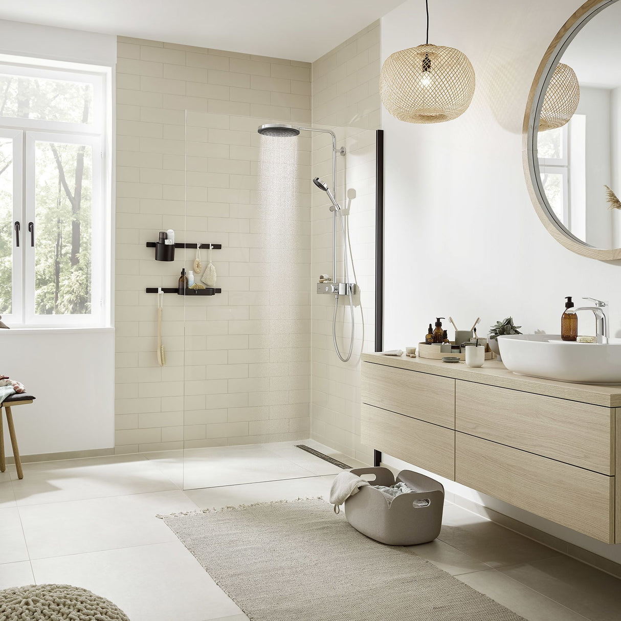 Douche à l’italienne Grohe, robinetterie chrome, salle de bain moderne beige
