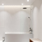 Colonne de douche Grohe, finition chromée, dans une salle de bain moderne blanche