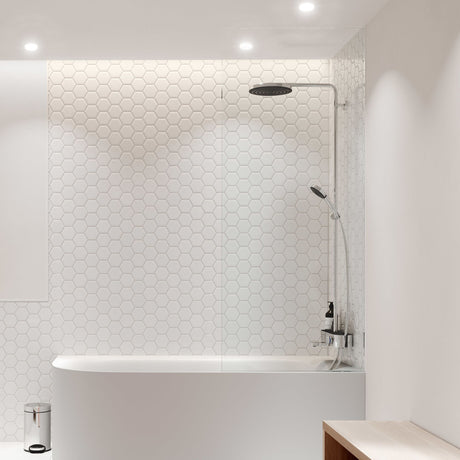 Colonne de douche Grohe, finition chromée, dans une salle de bain moderne blanche