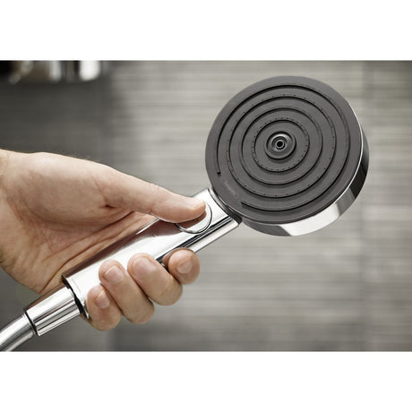 Douchette Grohe, pommeau de douche gris et chrome, design moderne, tenue en main.