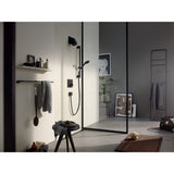 Colonne de douche noire Hansgrohe, design moderne, installée dans une salle de bain contemporaine.