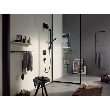 Colonne de douche noire Hansgrohe, design moderne, installée dans une salle de bain contemporaine.