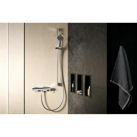 Colonne de douche Grohe, type mitigeur thermostatique, couleur chromée, installée dans une salle de bain moderne.
