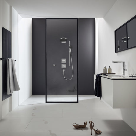 Douche Grohe, cabine noire, mitigeur moderne, salle de bain design, couleur noire et blanche