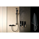 Colonne de douche noire Grohe avec mitigeur mural, design moderne, dans une salle de bain.