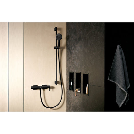 Colonne de douche noire Grohe avec mitigeur mural, design moderne, dans une salle de bain.