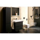 Salle de bain moderne, meuble lavabo noir Grohe, meuble de rangement noir, WC suspendu blanc.