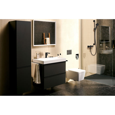 Salle de bain moderne, meuble lavabo noir Grohe, meuble de rangement noir, WC suspendu blanc.