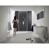 Douche Grohe noire moderne avec paroi vitrée, robinetterie et accessoires chromés.