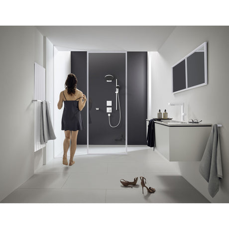 Douche Grohe noire moderne avec paroi vitrée, robinetterie et accessoires chromés.