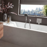 Mitigeur baignoire Grohe argent avec douchette, design moderne, salle de bain lumineuse