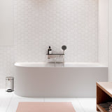 Baignoire Grohe blanche design, robinetterie chromée, salle de bain moderne