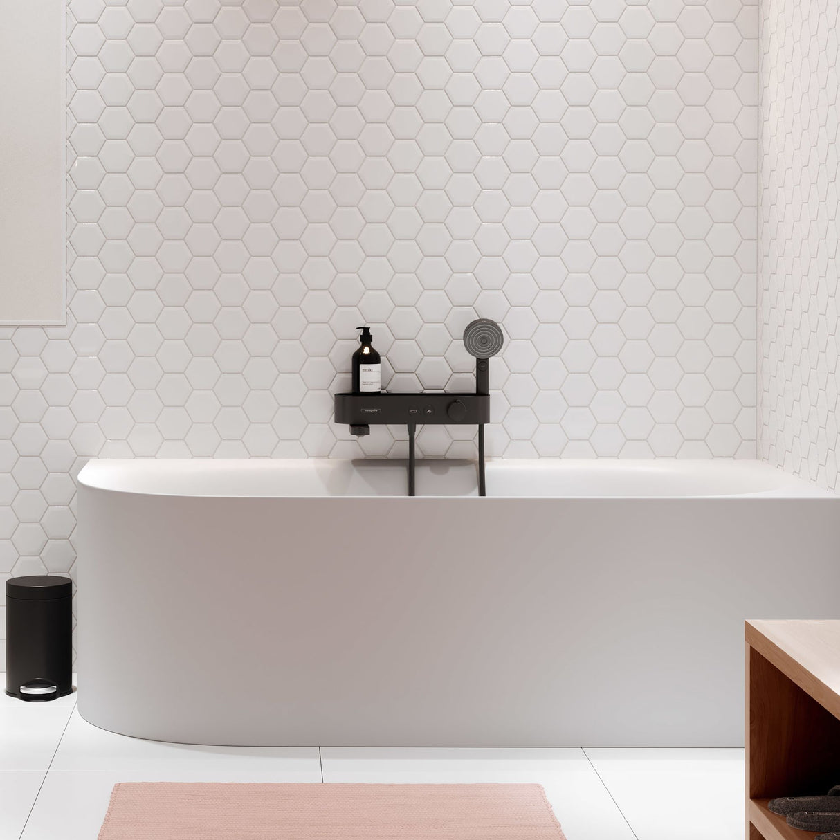 Mitigeur de bain Grohe noir mat, robinetterie moderne sur baignoire blanche