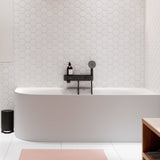 Mitigeur de bain Grohe noir mat, robinetterie moderne sur baignoire blanche