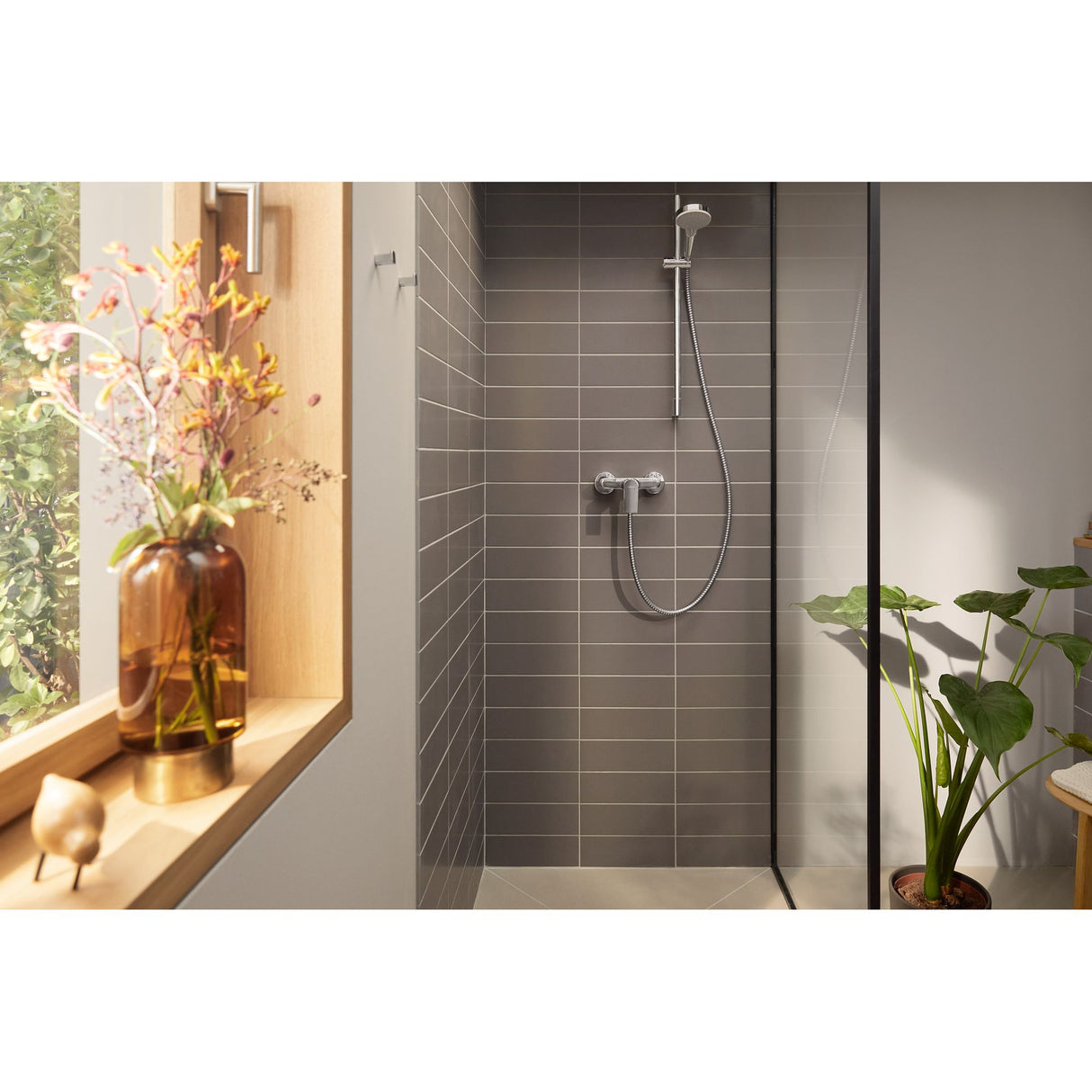 Douche Grohe, mitigeur mural chromé, douchette grise, cabine carrelée grise