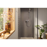 Douche Grohe, mitigeur mural chromé, douchette grise, cabine carrelée grise