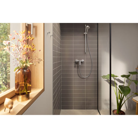 Douche Grohe, mitigeur mural chromé, douchette grise, cabine carrelée grise