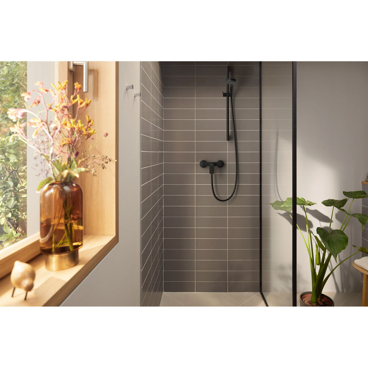 Douche Grohe avec robinetterie noire, cabine moderne carrelée gris, design élégant
