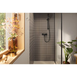 Douche Grohe avec robinetterie noire, cabine moderne carrelée gris, design élégant