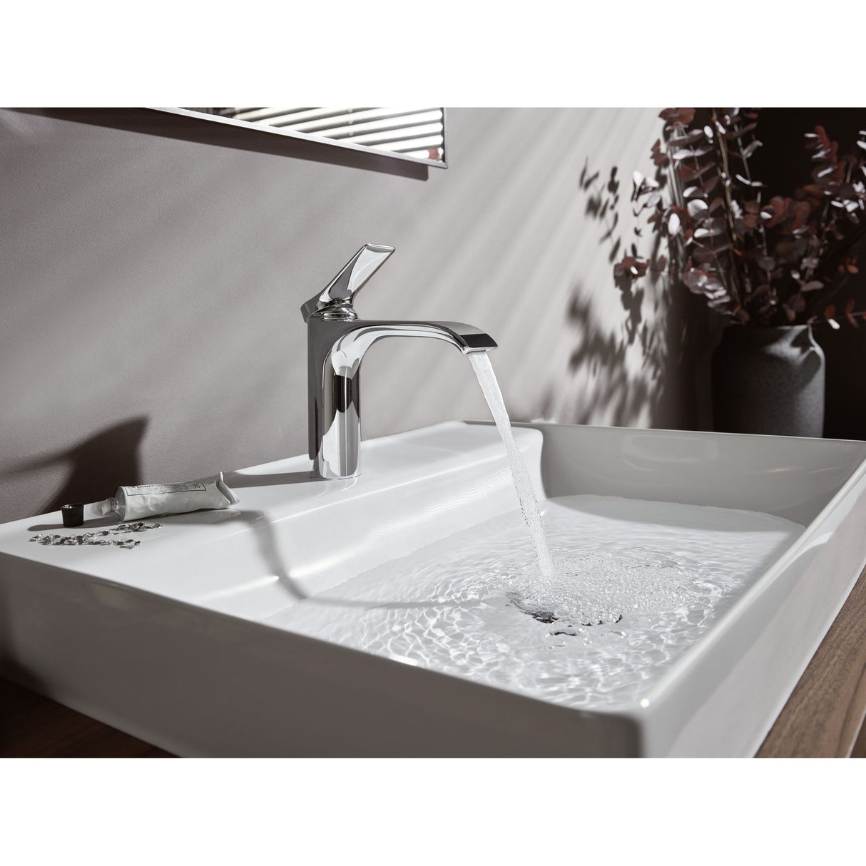 Mitigeur Grohe, robinet de lavabo chromé, couleur argentée, eau en écoulement
