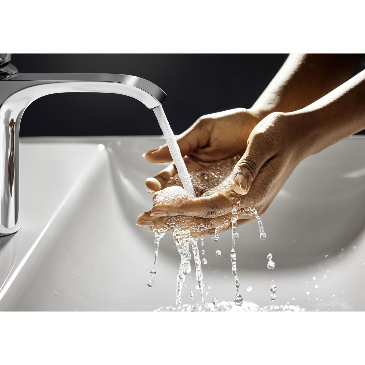 Mitigeur Hansgrohe, robinet de lavabo, couleur chrome, eau coulant sur des mains