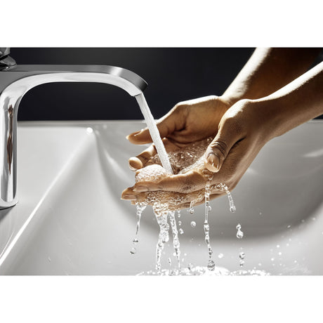 Mitigeur Hansgrohe, robinet de lavabo, couleur chrome, eau coulant sur des mains