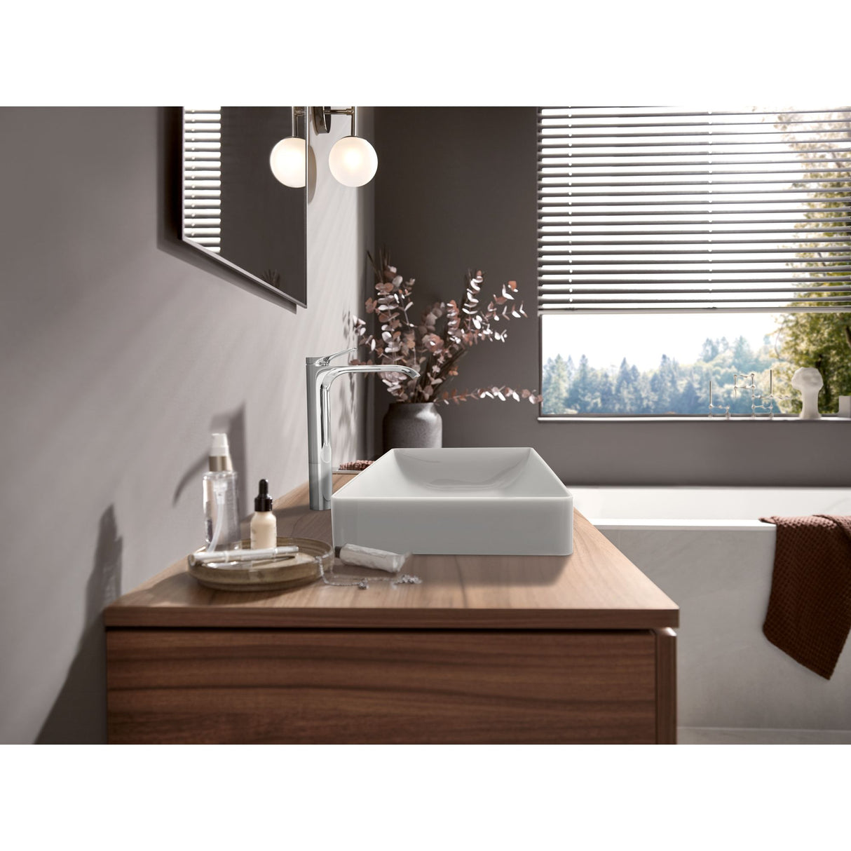 Mitigeur Grohe, robinet salle de bain chromé contemporain avec vasque blanche sur meuble bois.