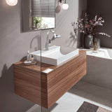 Robinet Grohe, mitigeur lavabo chromé, installé sur meuble bois salle de bain moderne
