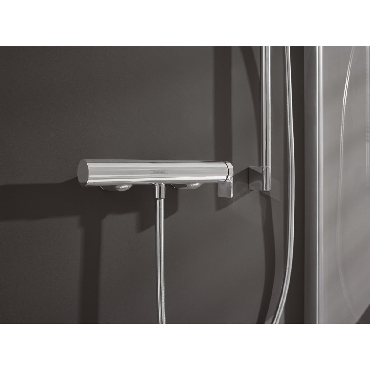 Mitigeur de douche Hansgrohe chromé, robinetterie murale design moderne, couleur argentée
